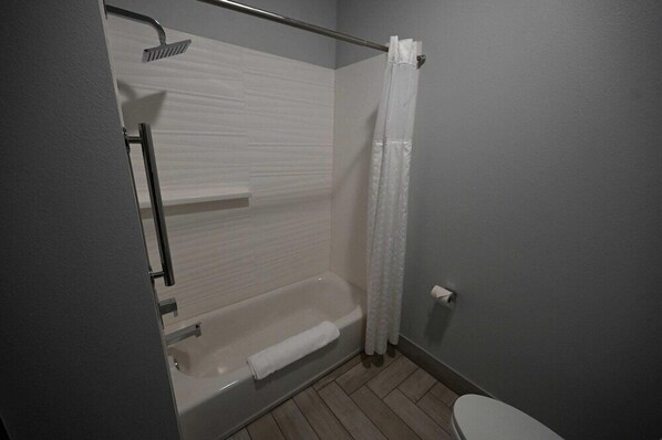 Bathroom - Edgewater Inn and Suites, Ascend Hotel Collection (Coos Bay)