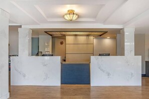 Lobby - Edgewater Inn and Suites, Ascend Hotel Collection (Coos Bay)