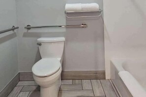 Bathroom - Edgewater Inn and Suites, Ascend Hotel Collection (Coos Bay)