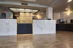 Lobby - Edgewater Inn and Suites, Ascend Hotel Collection (Coos Bay)