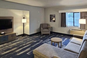 Living area - Edgewater Inn and Suites, Ascend Hotel Collection (Coos Bay)