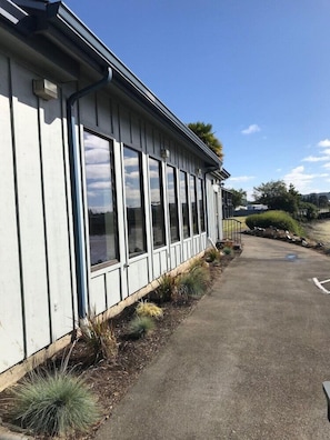 Exterior detail - Edgewater Inn (Coos Bay)