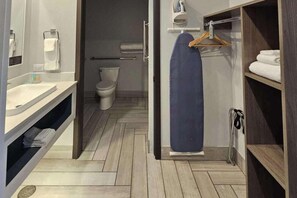 Bathroom - Edgewater Inn (Coos Bay)