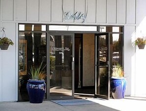 Exterior detail - Edgewater Inn (Coos Bay)