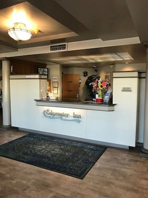 Lobby - Edgewater Inn and Suites, Ascend Hotel Collection (Coos Bay)