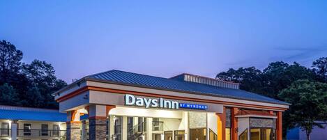 Hôtel Days Inn by Wyndham au design moderne, doté d’une entrée couverte et d’un parking.