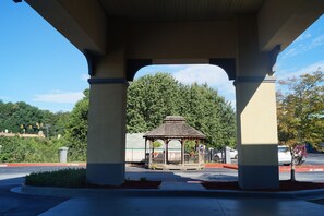 المنطقة المحيطة بالمنشأة