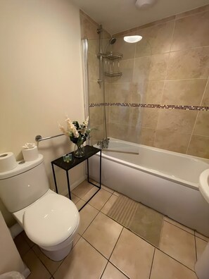 Bathroom - Cosy 2BR Apt Near Airport with Free Parking (Castle Donington)