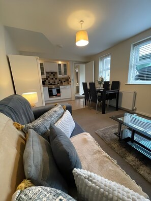 TV - Cosy 2BR Apt Near Airport with Free Parking (Castle Donington)