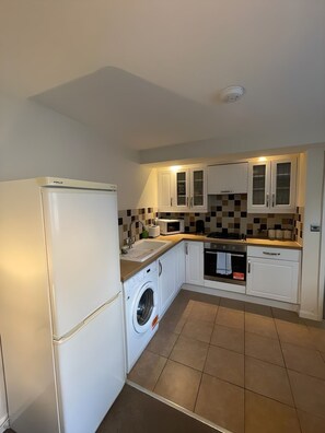 Private kitchen - Cosy 2BR Apt Near Airport with Free Parking (Castle Donington)