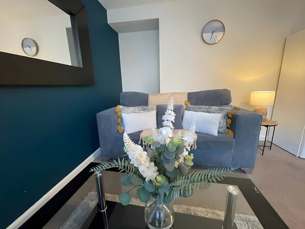 TV - Cosy 2BR Apt Near Airport with Free Parking (Castle Donington)