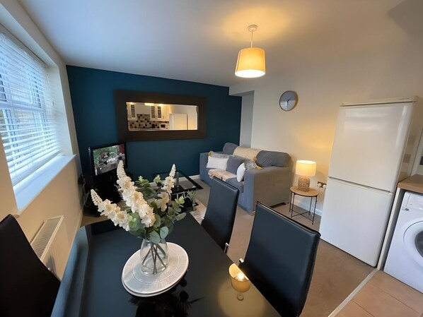 TV - Cosy 2BR Apt Near Airport with Free Parking (Castle Donington)