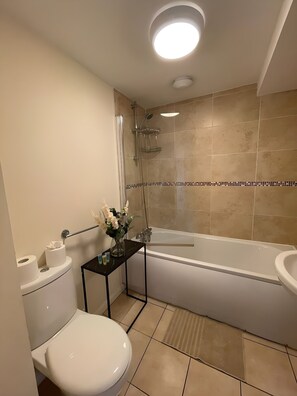 Bathroom - Cosy 2BR Apt Near Airport with Free Parking (Castle Donington)