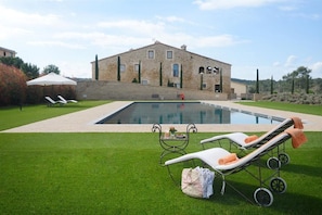 Outdoor pool - Hotel Casa Anamaria (Vilademuls)