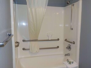 Bathroom - Sonesta Essential Augusta (Augusta)