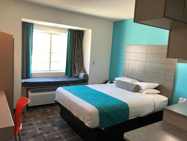 Room - Howard Johnson Inn and Suites Elk Grove Village Ohare (Elk Grove Village)