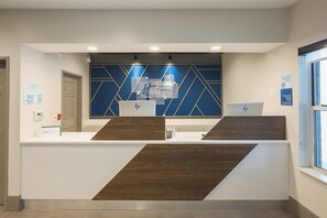 Lobby - Holiday Inn Express & Suites Marquette, an IHG Hotel (Marquette)