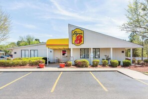 Exterior - Super 8 by Wyndham Aberdeen Southern Pines (Aberdeen)