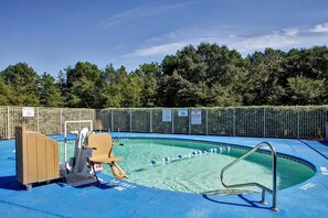 Pool - Super 8 by Wyndham Aberdeen Southern Pines (Aberdeen)