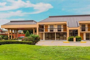 Exterior - OYO Hotel Baton Rouge Mid City (Baton Rouge)