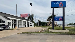 Un motel avec une enseigne indiquant « Motel 6 » et une autre enseigne indiquant « ENTRÉE 6 ».