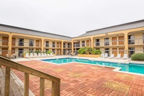 Outdoor pool - OYO Hotel Baton Rouge Mid City (Baton Rouge)