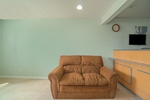 Living area - OYO Hotel Midland (Midland)