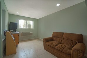 Living area - OYO Hotel Midland (Midland)