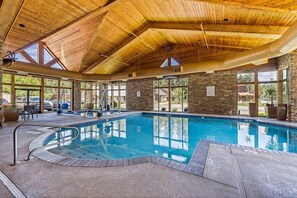 Innendørsbasseng og utendørsbasseng