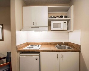 Private kitchen - Suburban Studios Airport (Tampa)