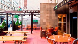 Outdoor dining - The Chelsean New York Hotel (New York)