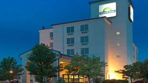 A Days Inn hotel with a modern design, featuring multiple floors and a prominent signage. - Motel 6 Coraopolis, PA Pittsburgh Airport (Coraopolis)