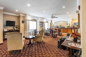 Living area - Quality Inn & Suites Evansville North (Evansville)