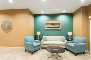 Living area - Holiday Inn Express & Suites Palm Coast - I-95 (Palm Coast)