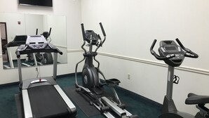 Ein Fitnessraum mit Laufband, Crosstrainer und Ergometer.
