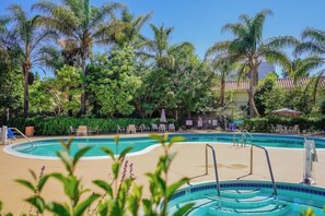 Outdoor pool - Uptown Oasis San Jose Airport (San Jose)