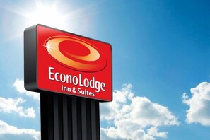 Exterior detail - Econo Lodge Inn & Suites Yankton, SD (Yankton)