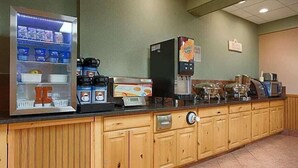 Estação de café por autoatendimento, com máquina de café, dispenser refrigerado de bebidas e micro-ondas.
