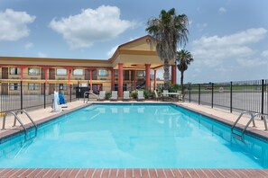 Outdoor pool - Studio6 Suites Opelousas, LA (Opelousas)