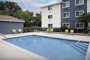 Outdoor pool - Candlewood Suites Jacksonville Southpoint by IHG (Jacksonville)