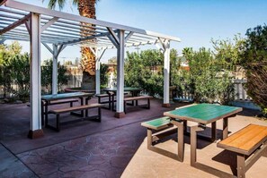 Outdoor dining - Travelodge Ridgecrest (Ridgecrest)