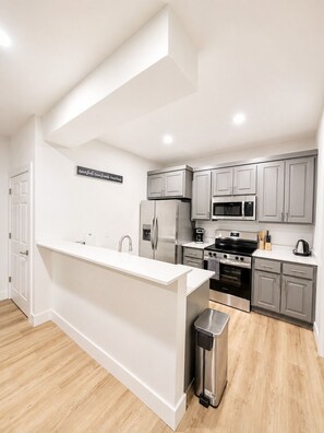 Fridge, microwave, oven, stovetop - Modern Downtown Suite • Walk to Convention Center (Hot Springs)