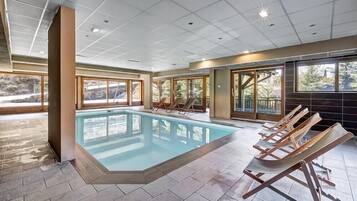 Een binnenzwembad, een buitenzwembad