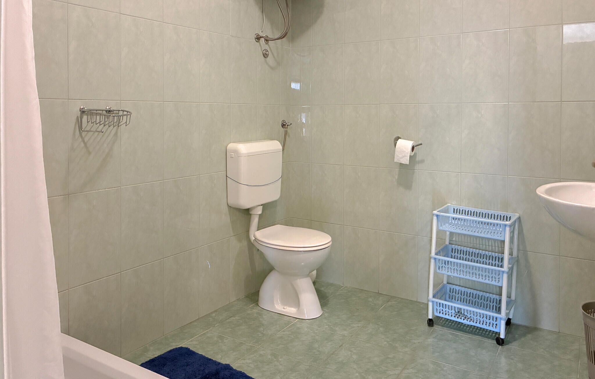 Ein Badezimmer mit Toilette, Dusche und Waschbecken.