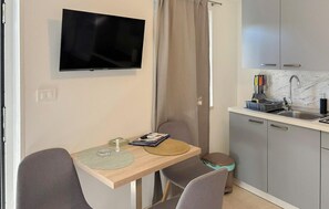 Fridge, stovetop, coffee/tea maker, cookware/dishes/utensils - Gorgeous apartment in Lovran with WiFi (Lovran)