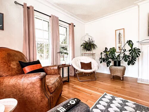 Amazing 3-Bed Cottage with Spa, Home Office & Gym