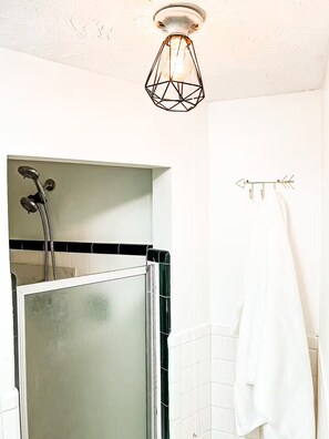 Shower, hair dryer, towels, soap - Cozy 1-bedroom apartment with fitness room and AC in enjoyable Idaho Falls (Idaho Falls)