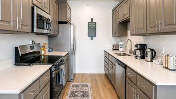 Coffee/tea maker, fridge, microwave, oven