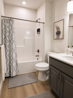 Shower, hair dryer, towels, soap - New Modern Stay Near Hot Springs National Park! (Hot Springs)