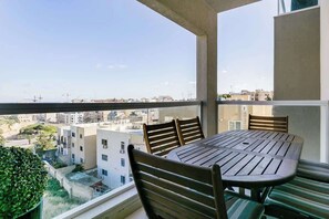 Outdoor dining - The Fives Apartments - St Julian’s (St Julians)